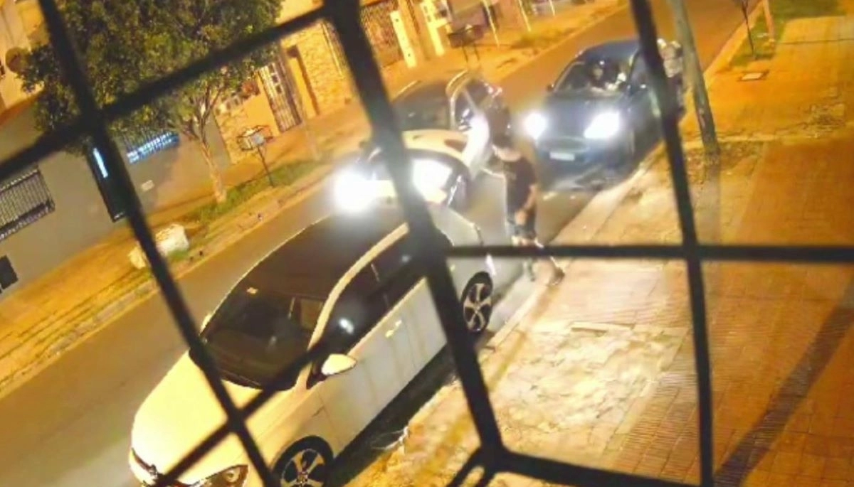 Ataque piraña: cinco jóvenes le robaron el auto a una familia y un vecino los defendió a los tiros