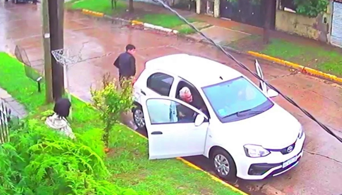 Raid delictivo: durante una recorrida criminal, sujetos armados amenazaron a una mujer y le robaron el auto
