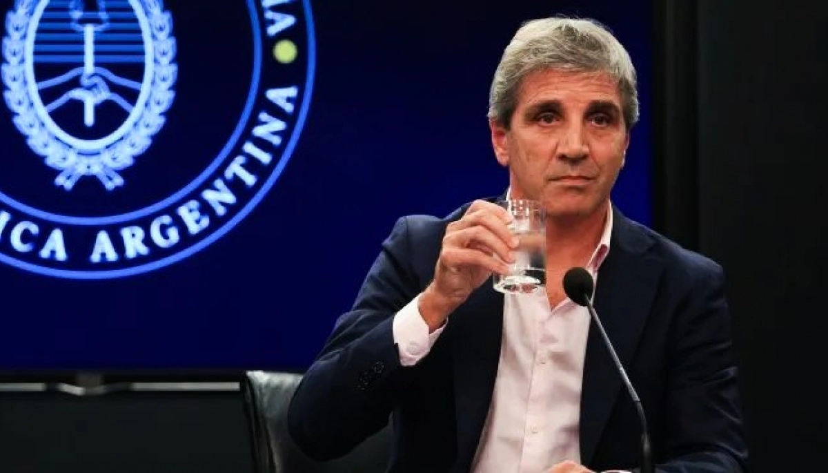 Un intendente bonaerense trató de “versero” a Caputo por el aumento de las prepagas