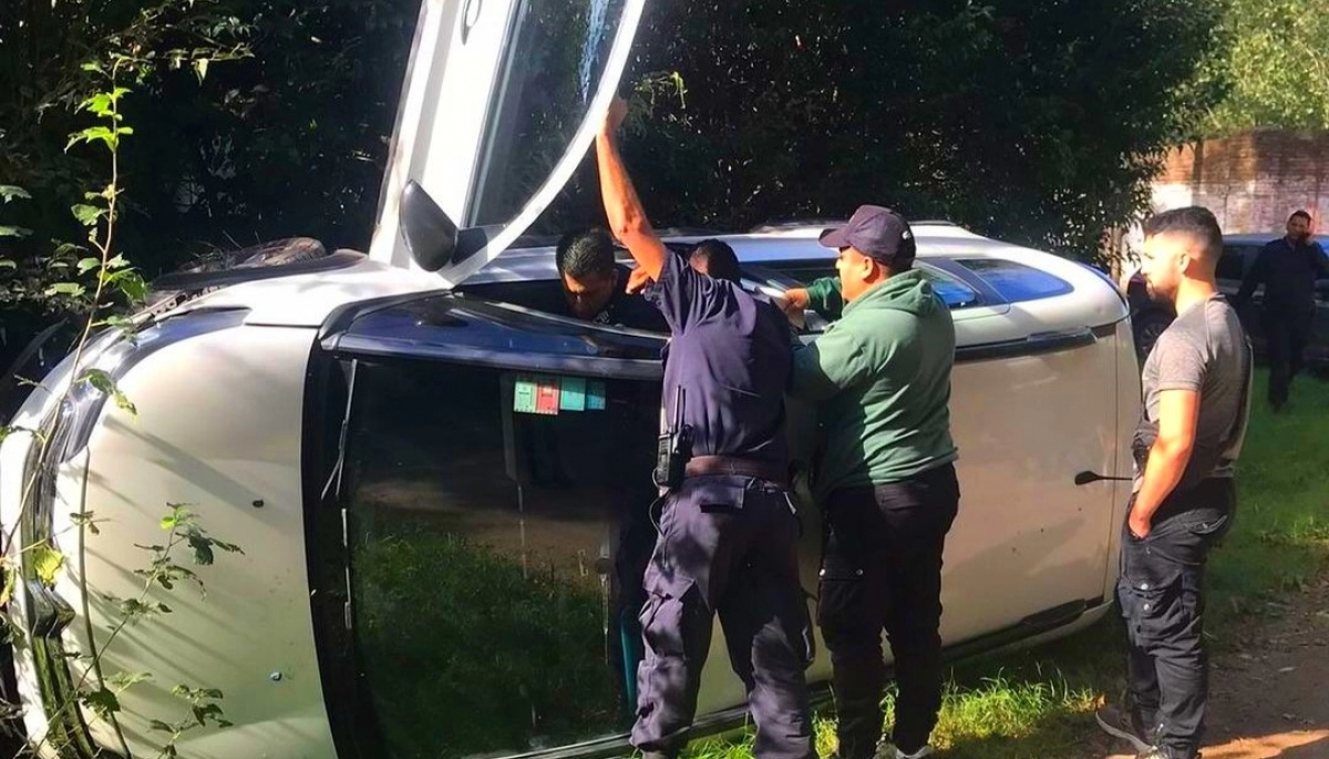 La Plata en llamas: cuatro ladrones fueron detenidos cuando volcaron el vehículo en el que escapaban