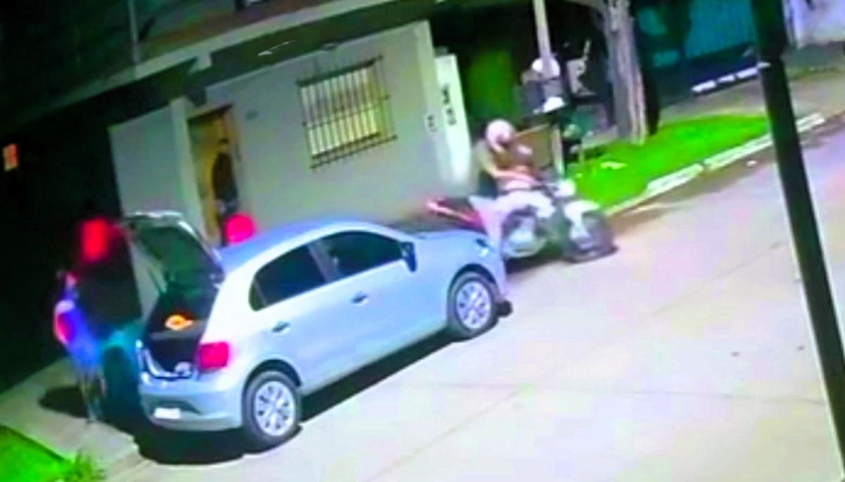 Saltaron una reja y violentaron rejas, desvalijaron la vivienda y sacaron una moto por el living