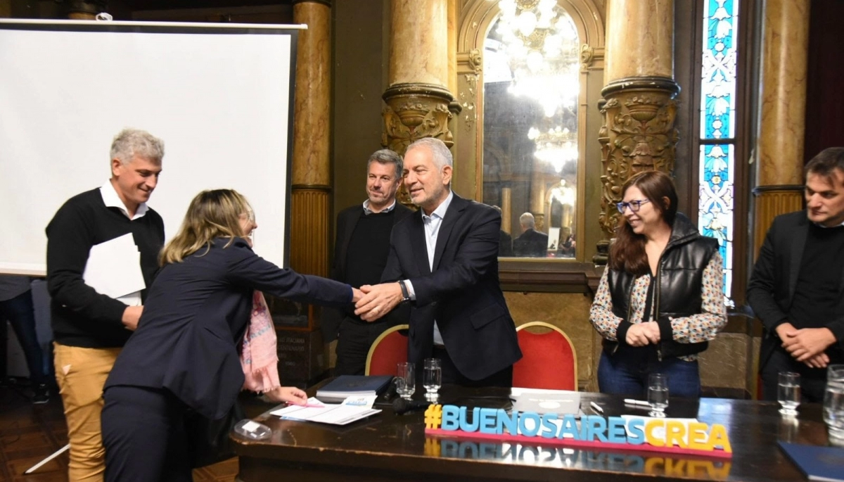 Bajo el programa Buenos Aires CREA, Alak y Batakis entregaron créditos para viviendas