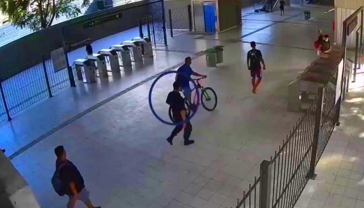 Robó una bicicleta en el furgón aunque solo la pudo usar hasta los molinetes