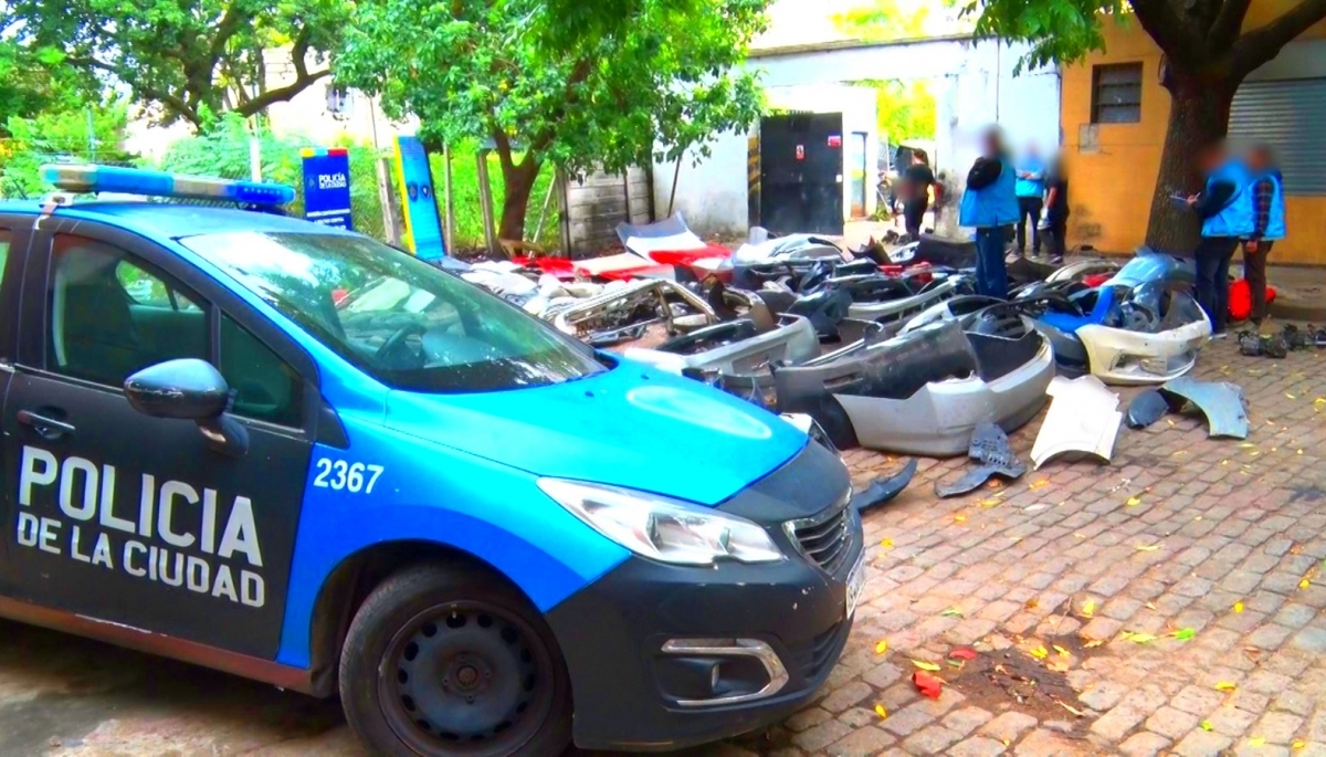 Dejaron autos mal estacionados, les inspeccionaron el taller y encontraron autopartes en infracción