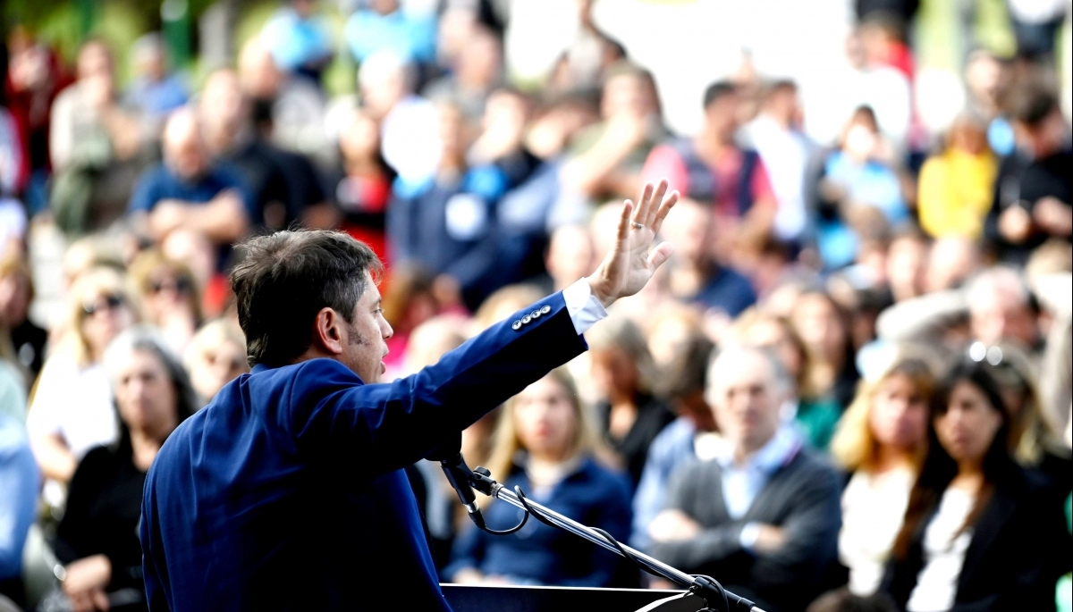 Kicillof entregó escrituras en Tres Arroyos y señaló a Milei por los fondos quitados “ilegalmente”