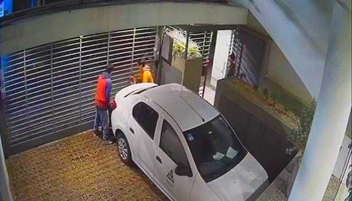 Líder de una banda de rompeportones quedó grabado en otro ataque de madrugada