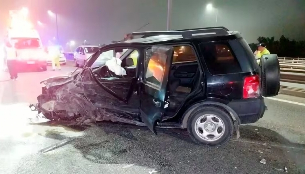 Conductora alcoholizada subió a la autopista en contramano y chocó de frente con camioneta policial