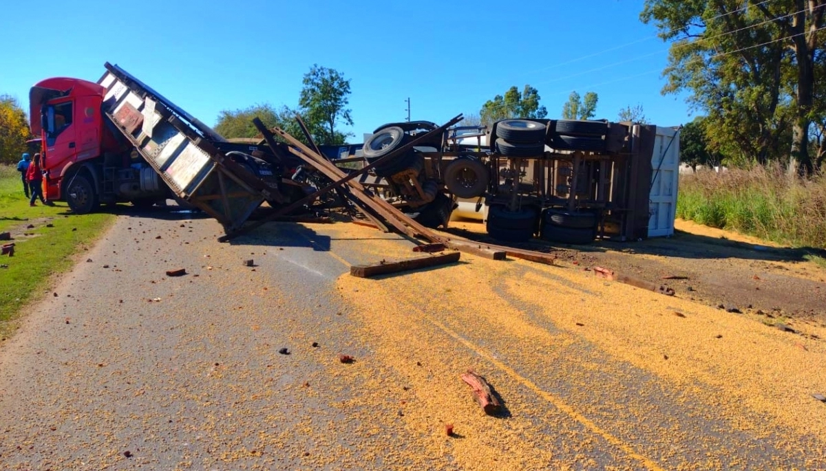 Un camión derribó un puente de hierro con el volquete y no hubo víctimas por un milagro