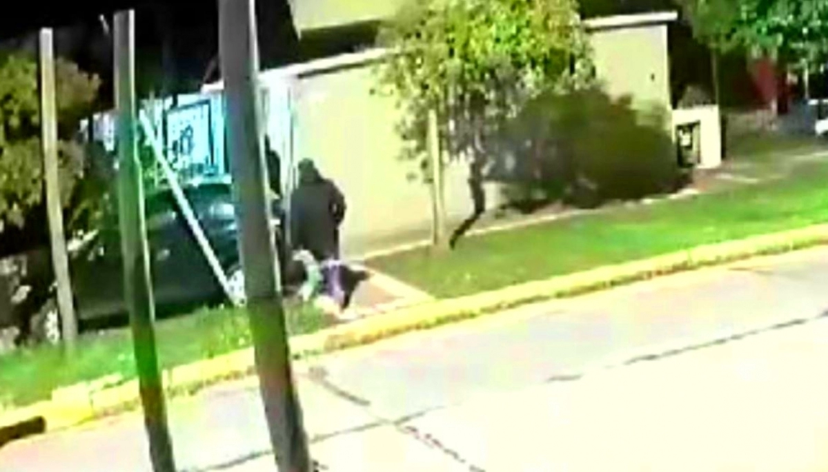 Trompadas y patadas: una mujer recibió una brutal golpiza cuando le robaron el auto