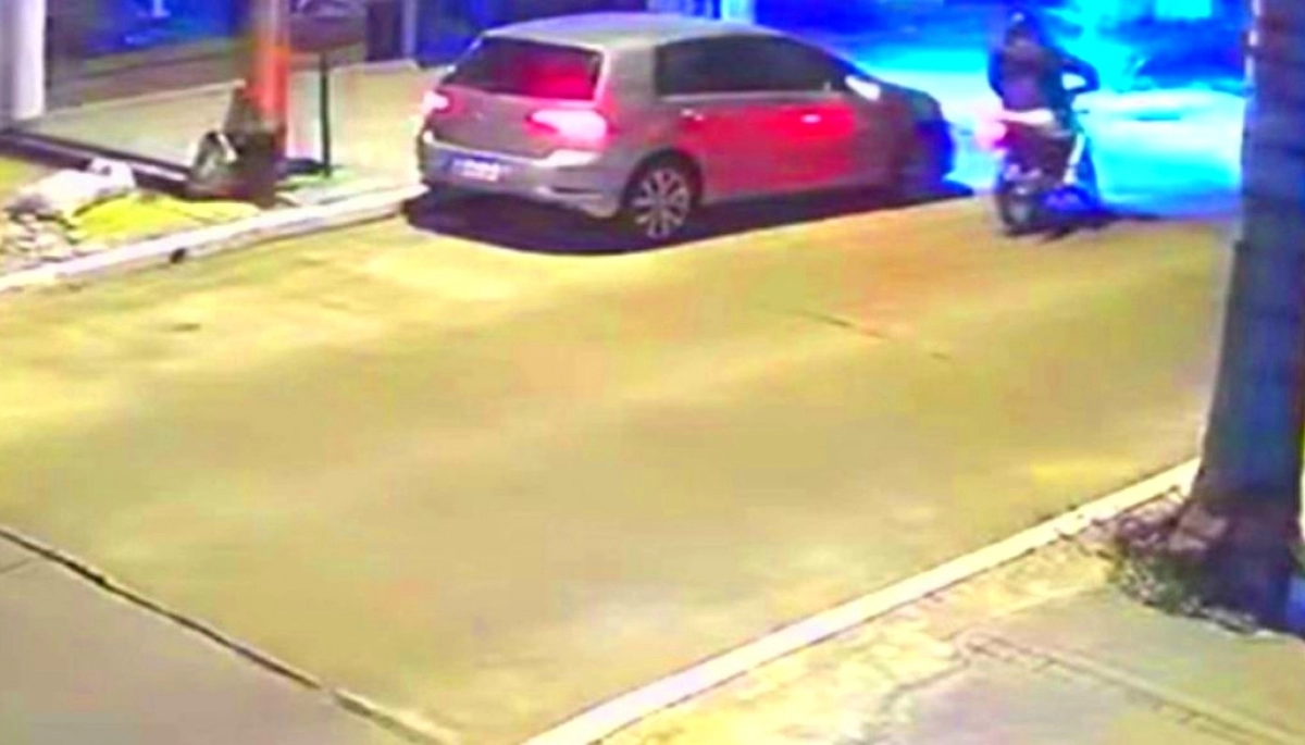 Audaz ataque de motochorros: detectaron a la victima y lo sorprendieron al llegar en contramano