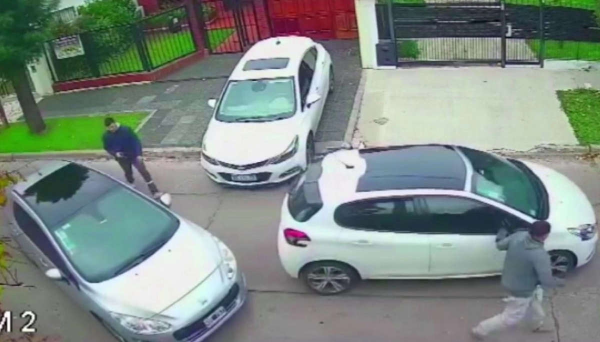 Muñeca de oro: con increíble maniobra esquivó el auto de los cacos y al que le "culateaba" la ventanilla