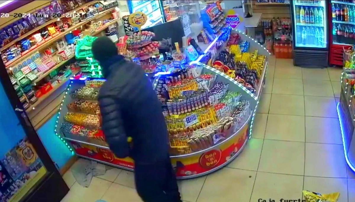 Encapuchado y armado asaltó un kiosco céntrico, se llevó la recaudación y costosos chocolates