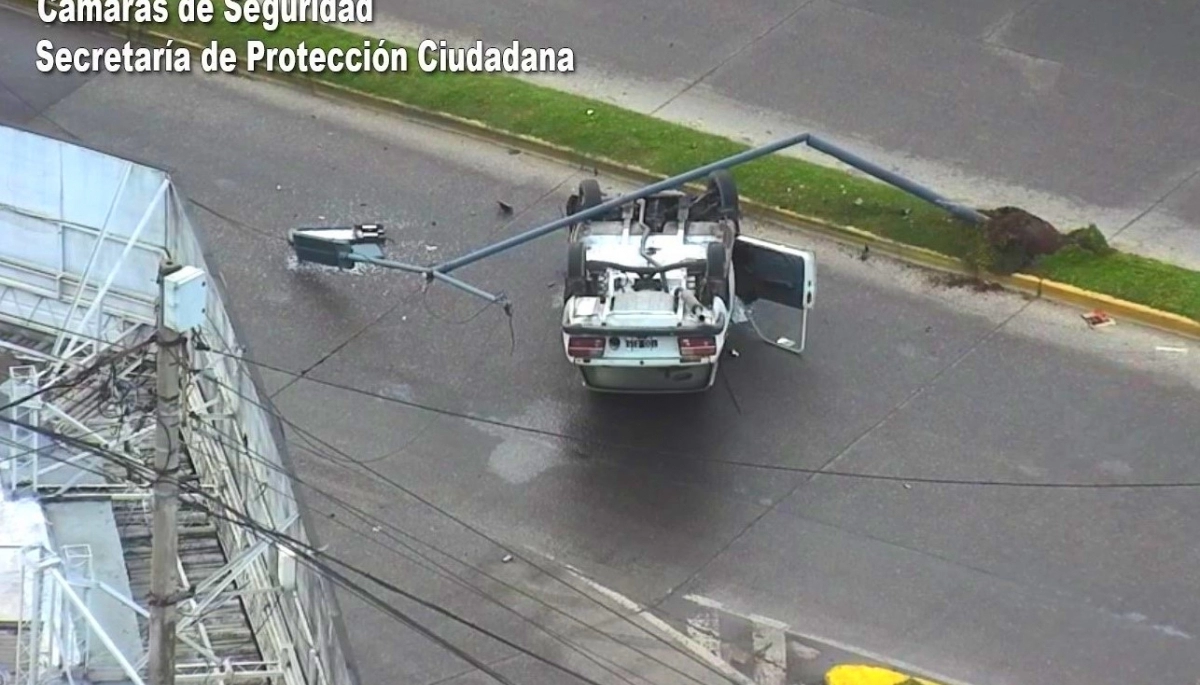 Se lo puso de sombrero: conductor alcoholizado impactó un poste de luz y volcó el Renault 12