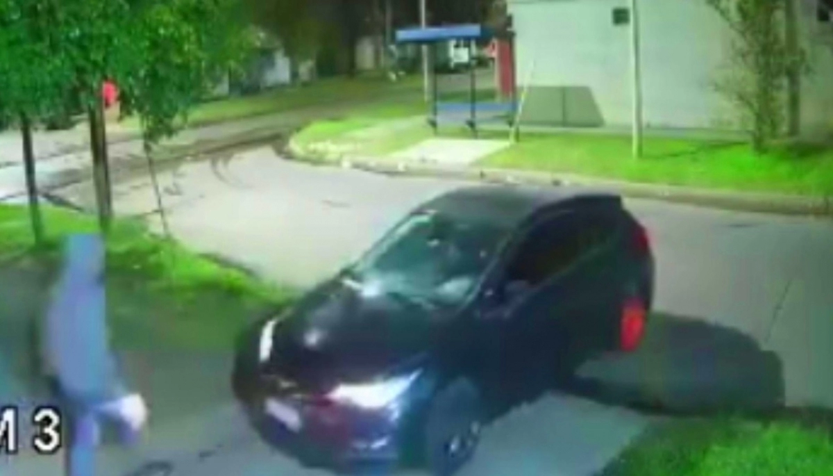 Un estudiante fue asaltado cuando guardaba el auto y le sacaron hasta los apuntes