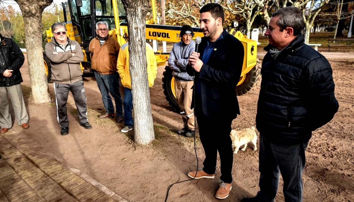 El intendente Egüen presentó una motoniveladora nueva para la localidad de Valdés