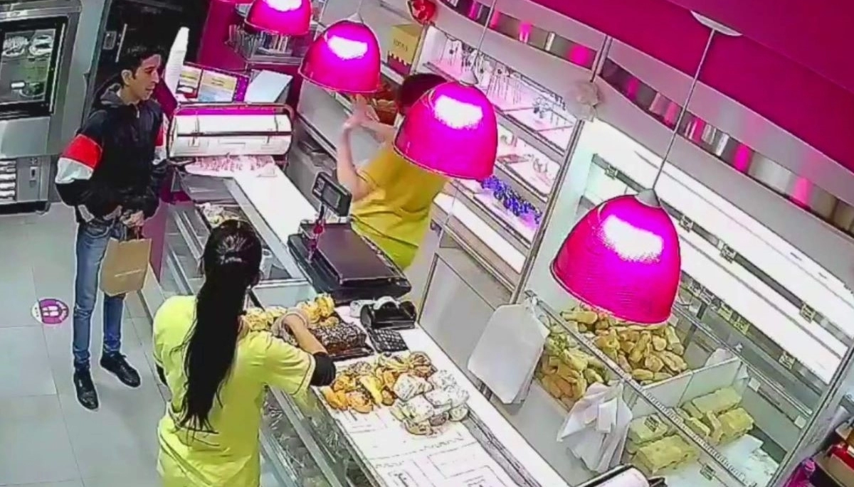 Vecinos de CABA reclaman la detención de un sujeto que robó dos locales y se pasea por el barrio con tranquilidad