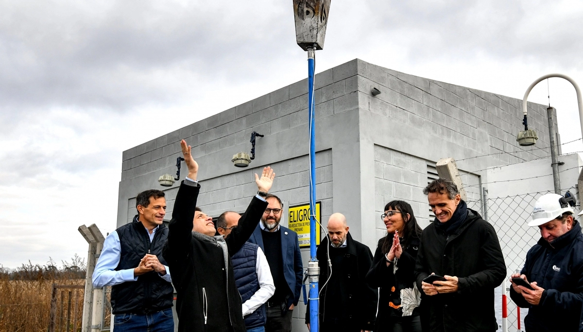 Kicillof inauguró un gasoducto en Bolívar y apuntó a Milei por impulsar ideas “terraplanistas”