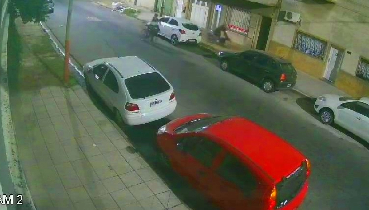 Siempre listos: detectaron la moto encadenada a un poste y con un cortapernos se la llevaron en segundos