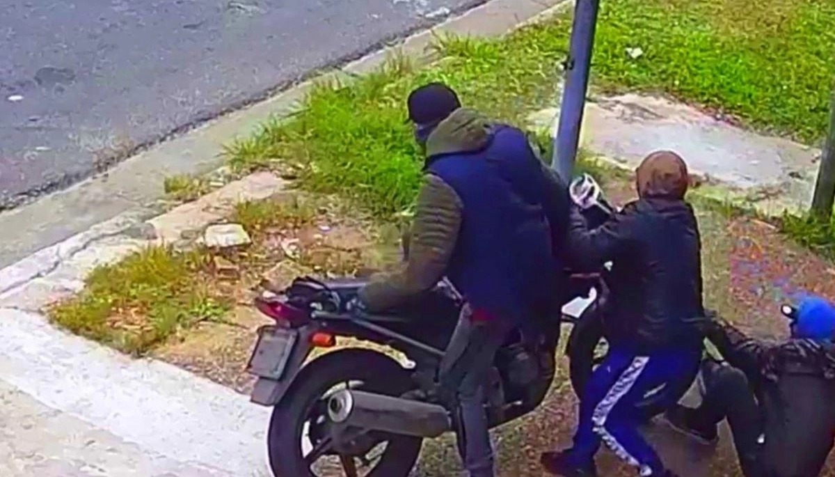 Recorren las calles como cartoneros y cuando se aburren roban motos