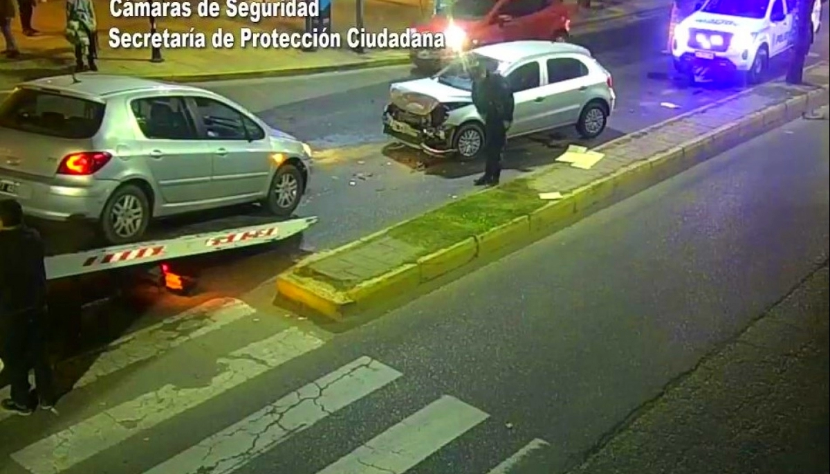 Conducía alcoholizado, se cruzó de mano y chocó de frente a un auto detenido en el semáforo