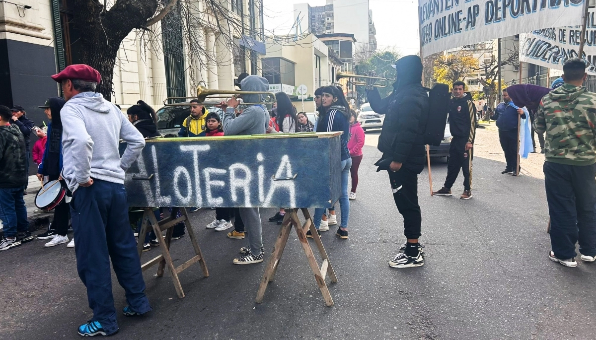 Tensión y bombas de estruendo: Agencieros reclamaron frente al Instituto de Lotería y Gobernación