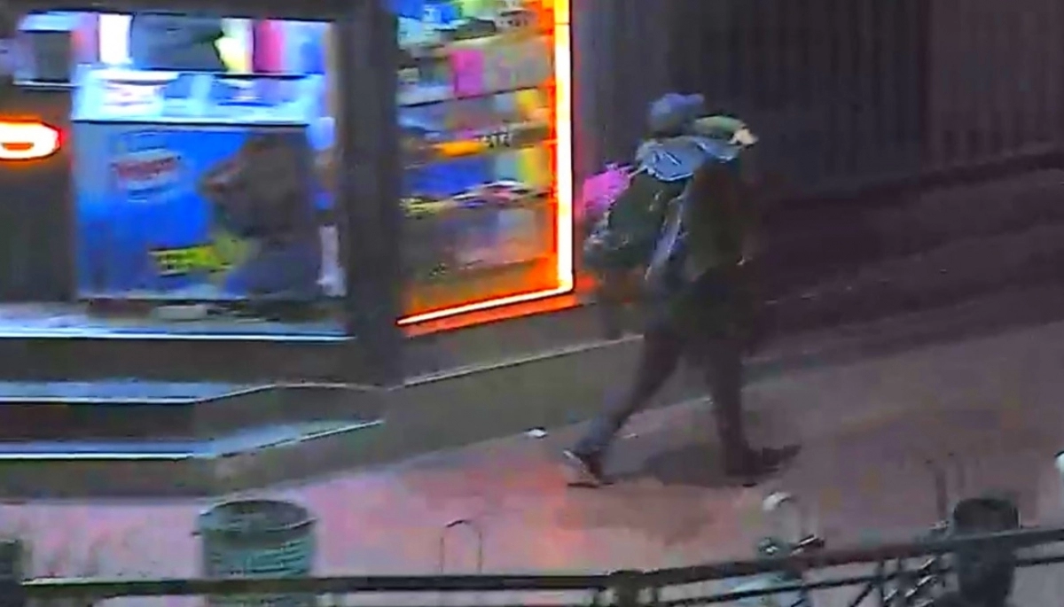 Fanático de los muebles: grabado por las cámaras, lo detuvieron por robar sillas de una heladería