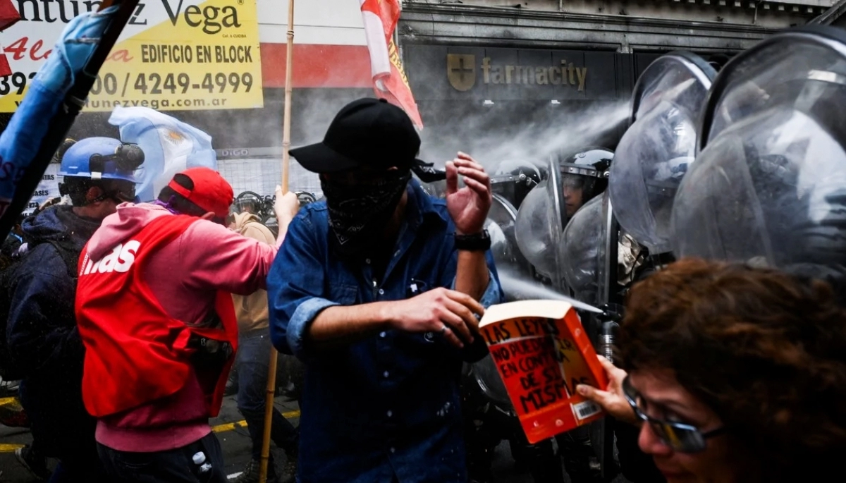 Represión, protesta y tensión en el Congreso mientras se debate la Ley Bases