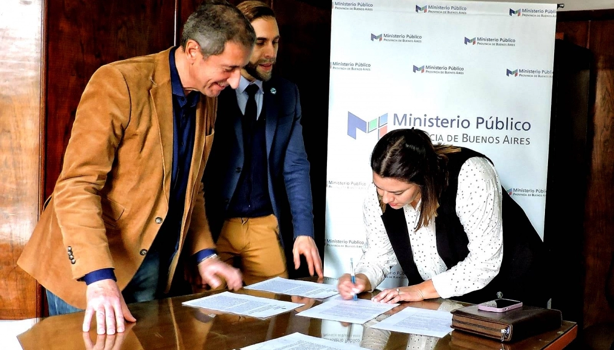 Adolfo Gonzáles Chaves firmó un convenio con el Ministerio Público Fiscal bonaerense