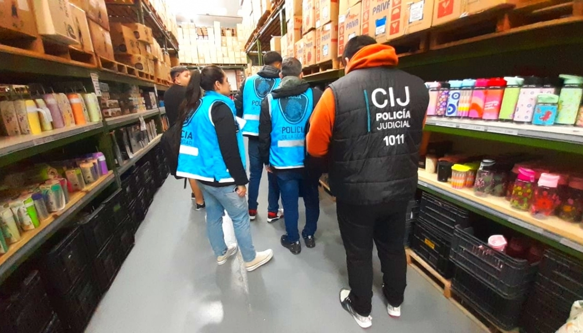 Contrabando nocivo: la Aduana y la Policía de la Ciudad secuestraron miles de termos y mates de acero