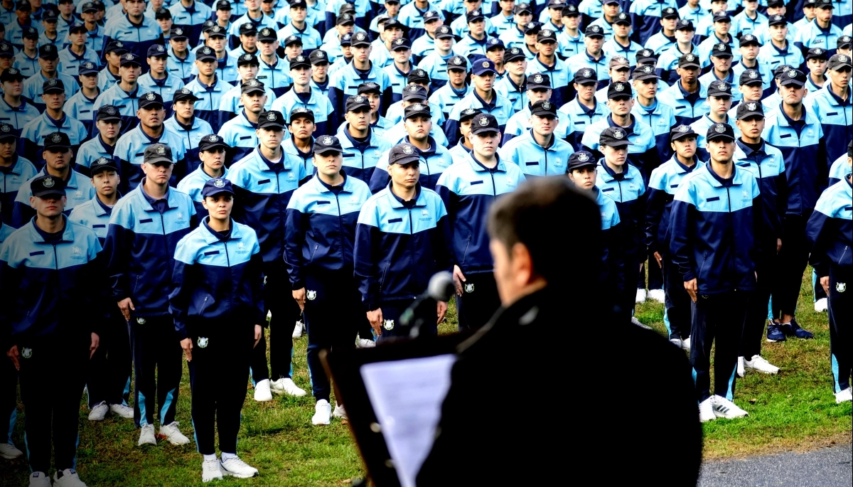 Kicillof tomó juramento a cadetes de la Policía bonaerense y reclamó la quita “ilegal” de recursos