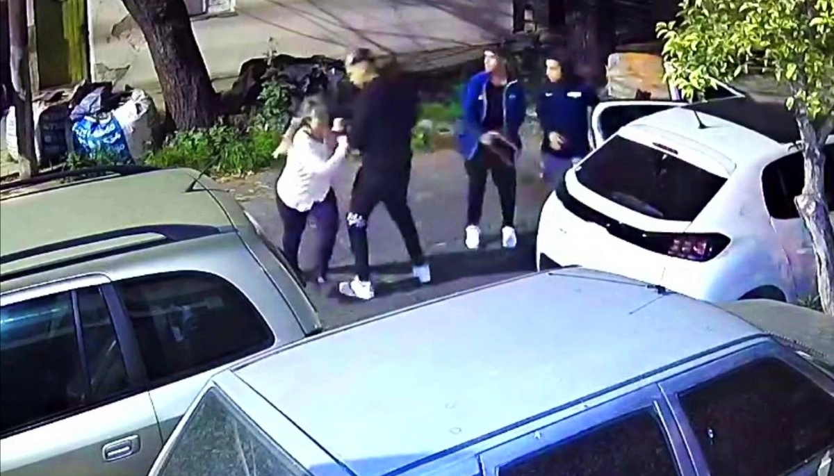 Tres de Febrero: conductora fue víctima de un violento robo cuando se despedía de la familia