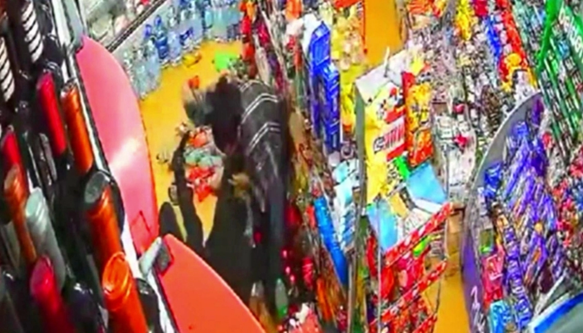 Amansa locos en La Plata: intentó robar un kiosco a las patadas y el encargado lo echó a las trompadas