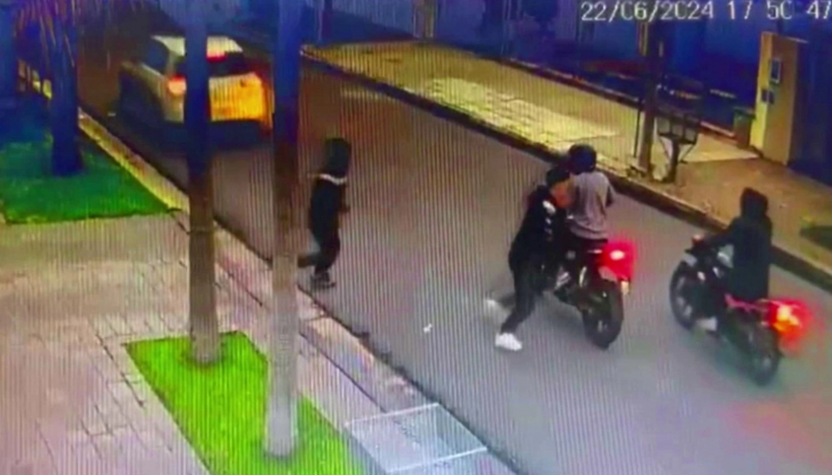 Ataque temible: ocho motochorros rodearon y persiguieron a una pareja para robarles el auto