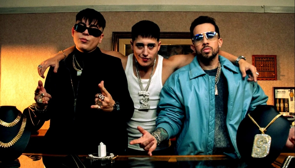 YSY A sacó a relucir su brillo, oro y diamantes en el estreno de “Joya de esta Era” con De La Ghetto