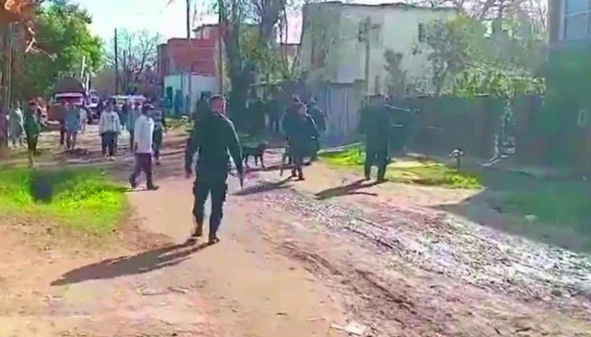 Disputa vecinal: delante de la policía un sujeto le arrojó una molotov a una vivienda