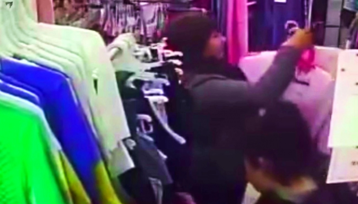 A metros de la Casa Rosada y acompañados por niños, robaron ropa con la modalidad piraña