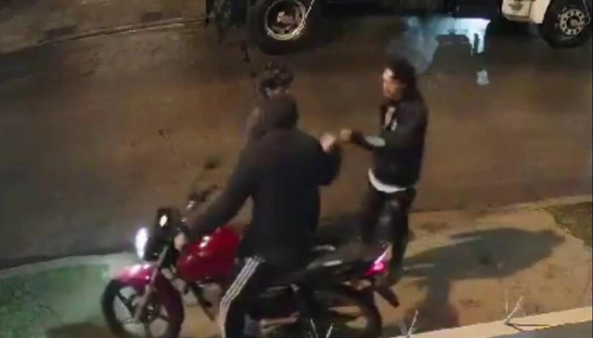 En Merlo, motochorros le dispararon a una mujer por un teléfono y a dos hermanos les robaron la moto