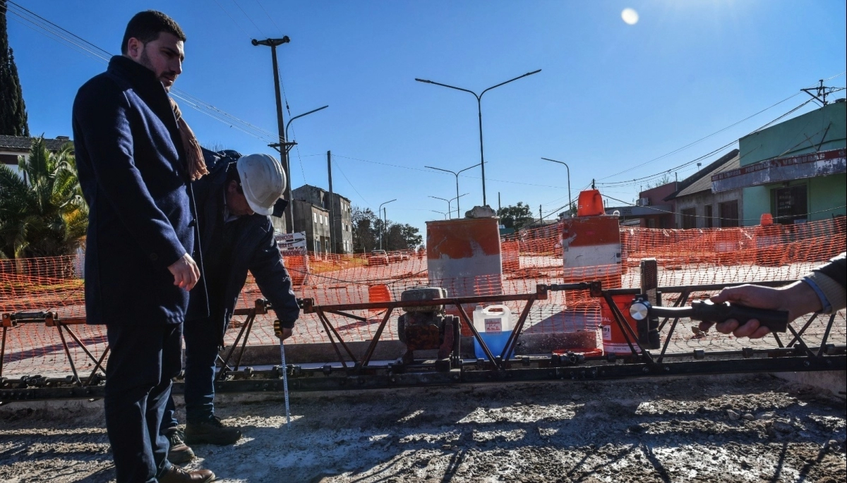 Egüen estuvo presente en las obras sobre la bajada de hormigón de la Avenida 18 de 25 de Mayo