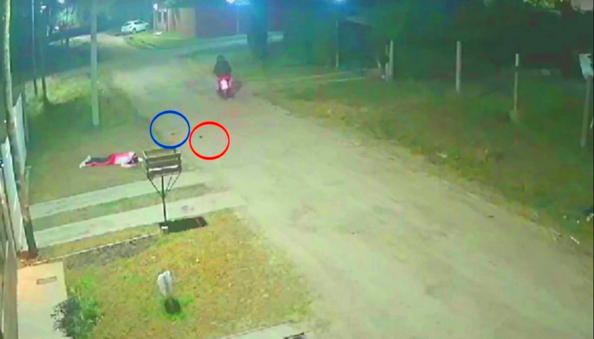 Violencia en La Plata: circulaba en moto, la empujaron y se la robaron