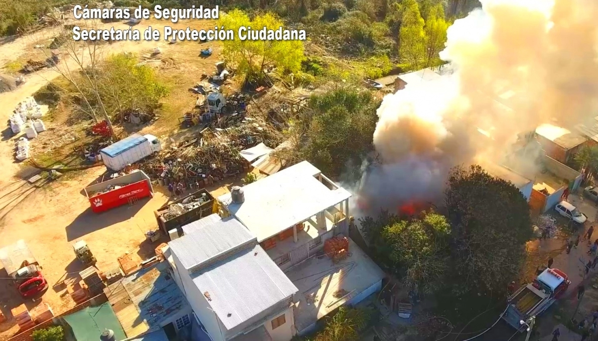Impactante operativo para sofocar el incendio de un galpón en la zona norte del Conurbano