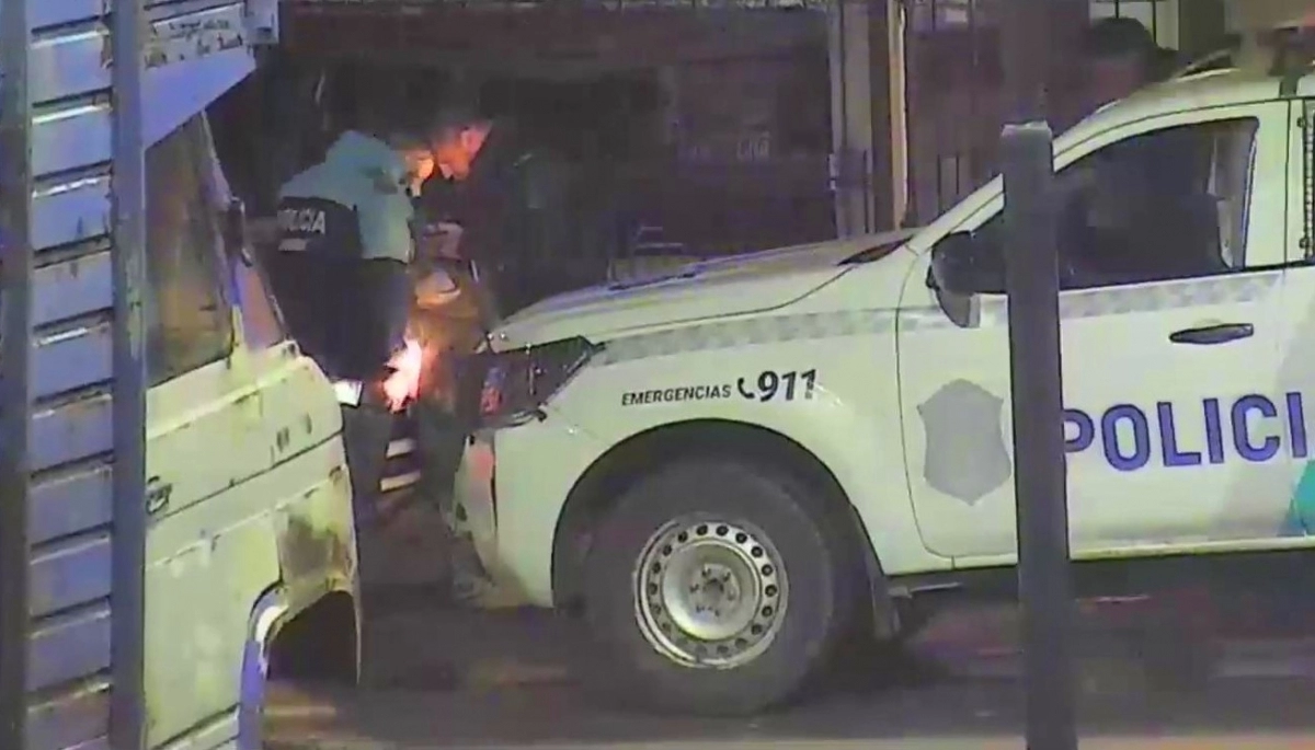 Detuvieron a dos hombres que robaron el parabrisas de una camioneta estacionada en la vía pública