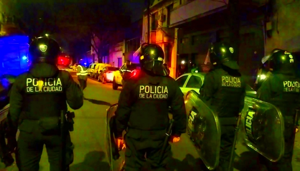 Maleducados bien aprehendidos: tenían antecedentes y cayeron por vender drogas junto a un jardín maternal