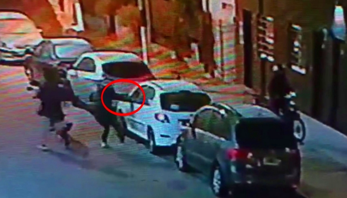 Antes del amanecer, motochorros le robaron el auto a un hombre y persiguieron a una mujer en Morón