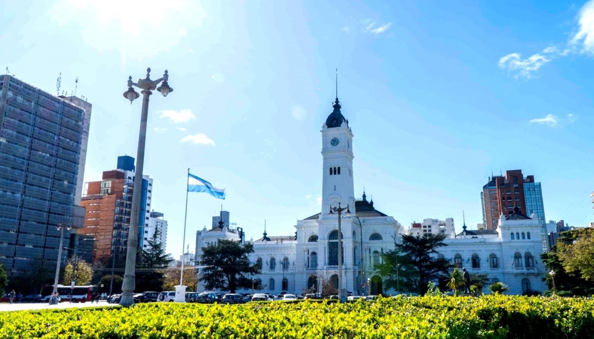 Alak dispuso un aumento del 6,5% para el salario de los municipales en La Plata