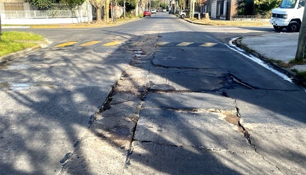 Muchos anuncios, pocas obras: vecinos apuntan contra Álvarez por el estado de las calles de Lanús