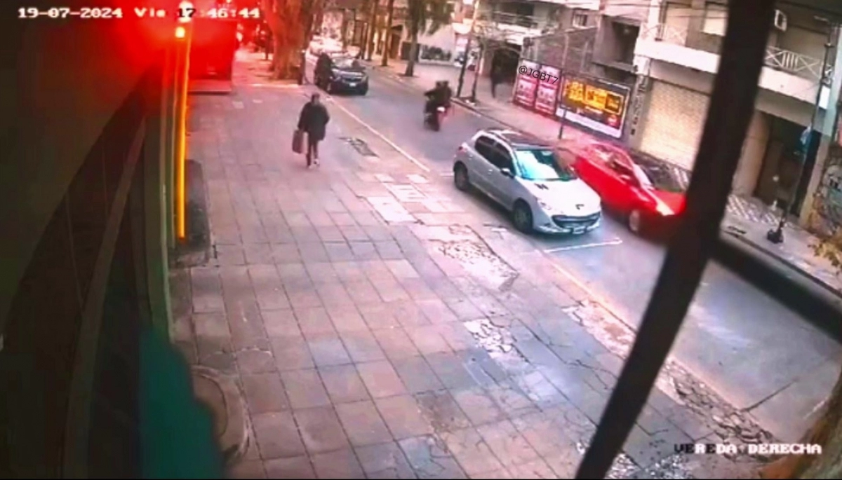 Otro robo en Tres de Febrero: motochorros asaltaron a una mujer en el centro de Caseros