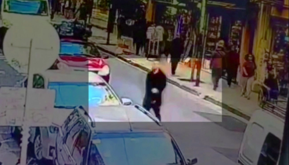 En el corazón comercial de Balvanera, le abrieron el auto y lo robaron gran cantidad de dólares