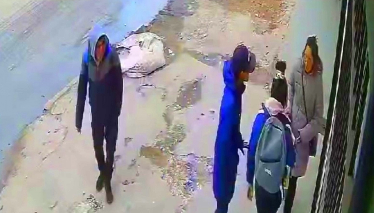 En la puerta de una cárcel, una pareja le robó la cartera a una mujer