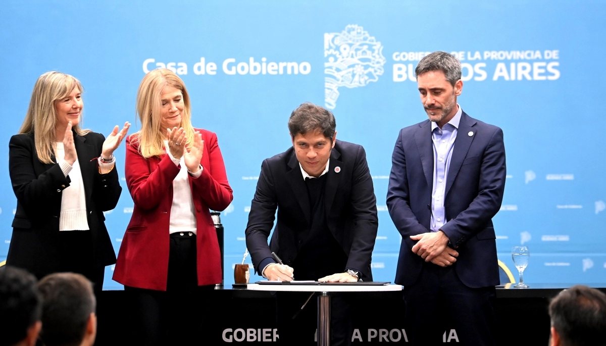 Kicillof invitó a intendentes peronistas y radicales a firmar convenios de impacto local