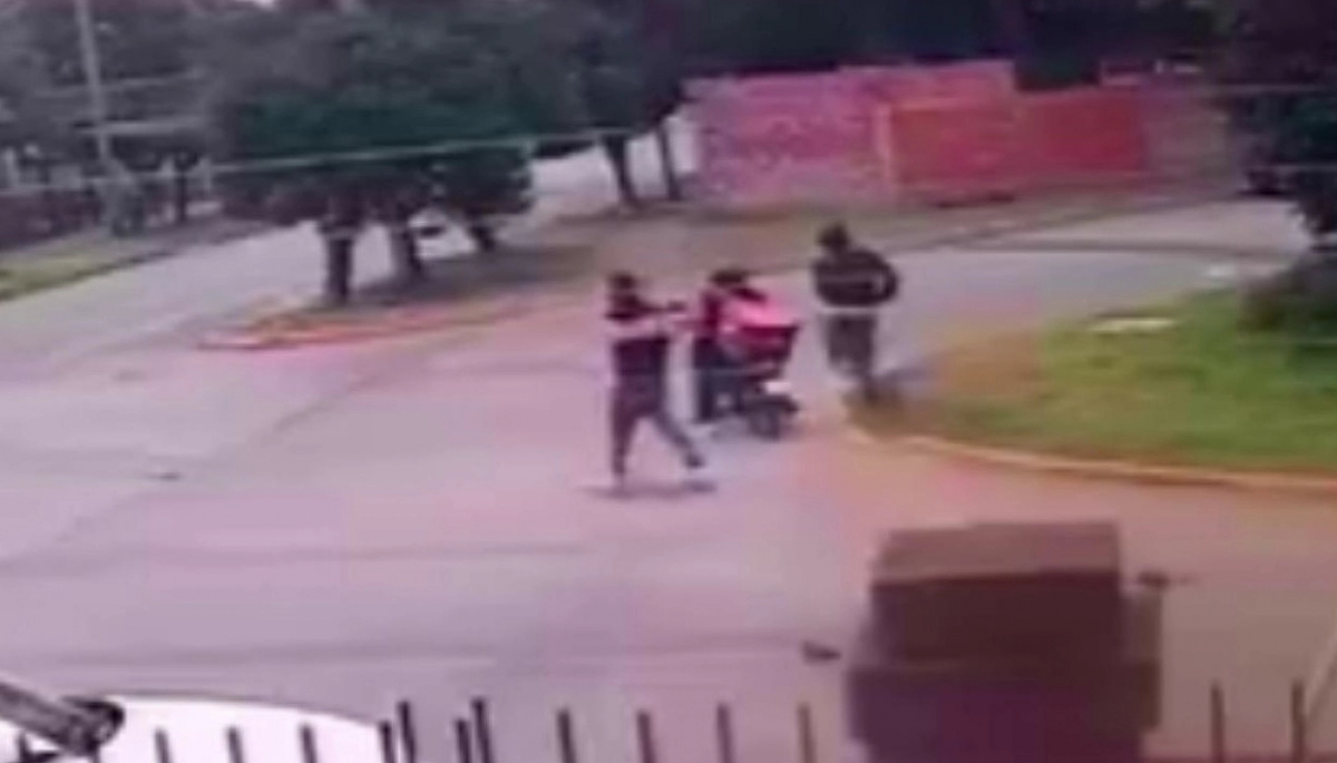 Le robaron la moto armados con un cuchillo y la intentó recuperar con cascotazos